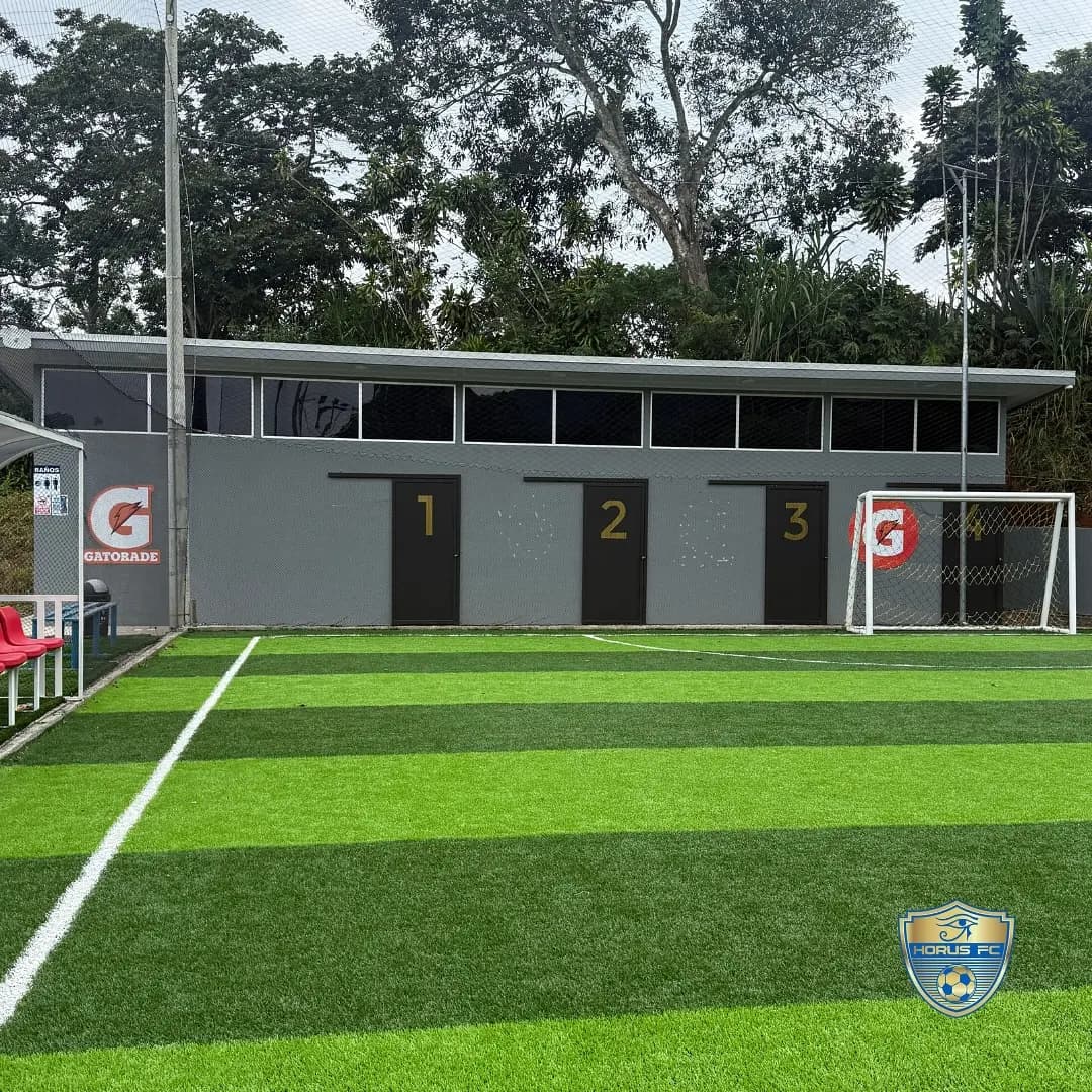 Área de servicios y vestidores ubicada al costado de la cancha.